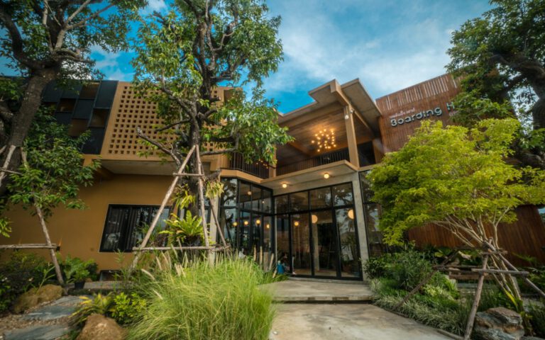 BoardingHouse Hotel โรงแรมบอร์ดดิ้งเฮ้าส์ สามพราน นครปฐม ห้องพักสไตส์โมเดิร์น อินดัสเทรียลล๊อฟ โรงแรมใกล้โรงเรียนนายร้อยตำรวจ ที่พักสามพรานราคาถูก ที่พักใกล้โรงเรียนนายร้อยตำรวจ โรงแรมใกล้โรงเรียน ภ.ป.ร.ราชวิทยาลัย โรงแรมสามพราน โรงแรมใกล้ฟาร์มจระเข้สามพราน โรงแรมนครปฐม บริการ 24 ชั่วโมง